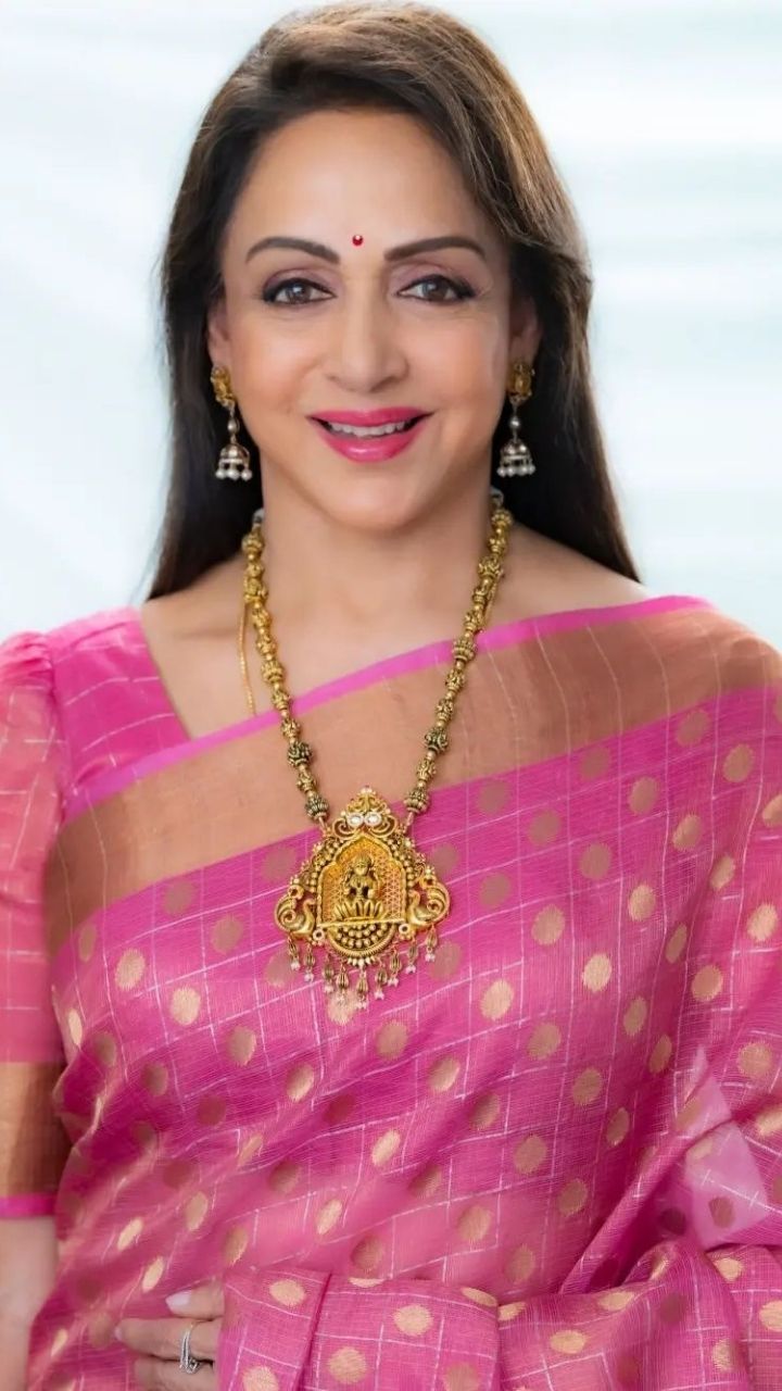 https://www.mobilemasala.com/photo-stories/Hema-Malini-Bday-special-Secrets-to-her-age-defying-looks-s416